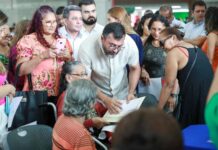 Wilson Lima entrega títulos definitivos para moradores de dez bairros