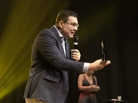 Secretário Israel Conte recebe troféu de melhor gestão de comunicação do ano de 2023