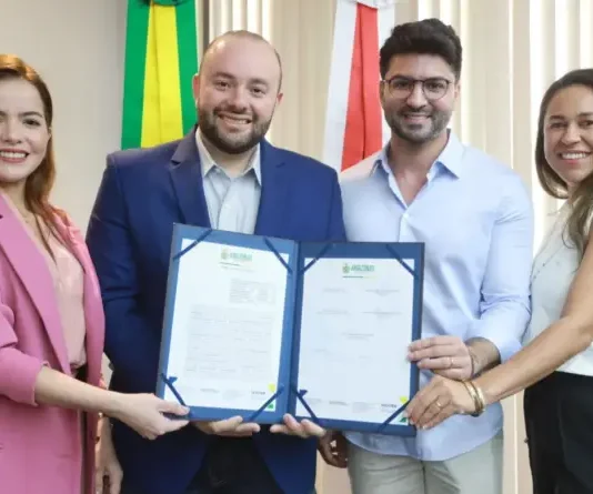 Fausto Júnior assina contrato para entrega de mais de 3 mil unidades habitacionais antes de retornar para Brasília