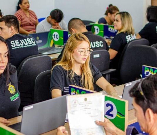 Aposentados e pensionistas podem acessar serviços da Amazonprev nas unidades móveis do PAC