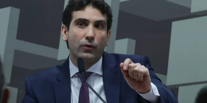 Galípolo assina manifesto internacional em defesa da independência dos Bancos Centrais e apoia presidente do FED