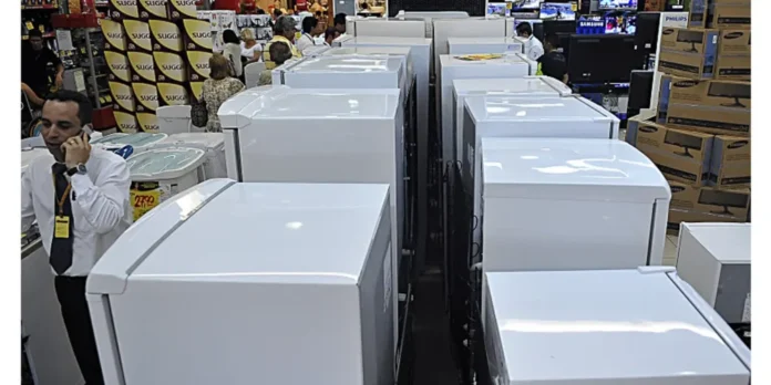 Varejo Brasileiro Avança 1,5% em Vendas Acumuladas até Novembro de 2025, Impulsionado por Tecnologia e Saúde