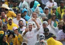 Raio atinge manifestantes em ato pró-Bolsonaro na Praça do Cruzeiro, em Brasília; dezenas ficam feridas