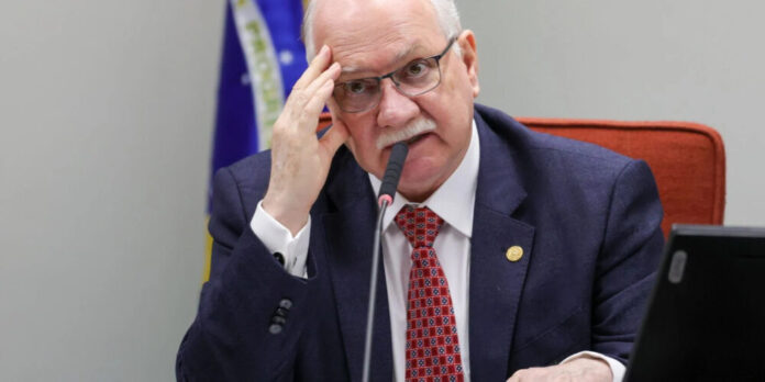 Fachin alerta para tempos desafiadores da democracia e novas formas de erosão institucional