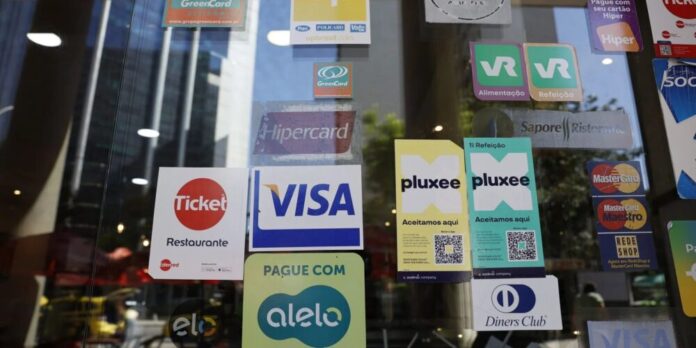 Pluxee obtém liminar contra novas regras do vale-alimentação e se junta a Ticket e VR na disputa judicial