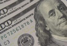 Dólar fecha abaixo de R$ 5,20 pela primeira vez em 20 meses com volatilidade no mercado