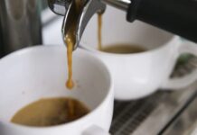 Preços do café em alta afetam consumo no Brasil em 2025, mas faturamento da indústria sobe 25%