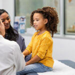 Se não for tratada de forma oportuna, infecção crônica pela hepatite C em crianças pode gerar complicações quando forem adultas, como cirrose ou câncer. Foto: GettyImages