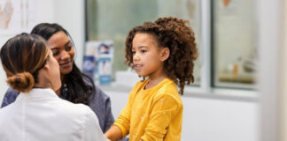 Se não for tratada de forma oportuna, infecção crônica pela hepatite C em crianças pode gerar complicações quando forem adultas, como cirrose ou câncer. Foto: GettyImages