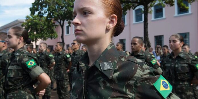 Exército Brasileiro incorpora primeiras mulheres recrutas no Rio de Janeiro