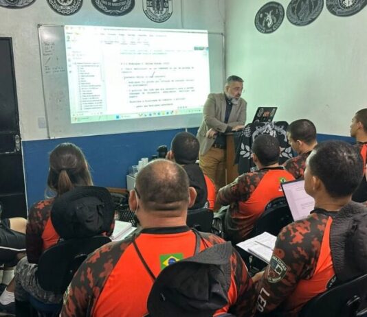 Polícia do Amazonas capacita policiais com cães farejadores