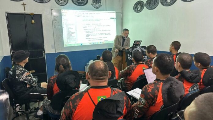 Polícia do Amazonas capacita policiais com cães farejadores