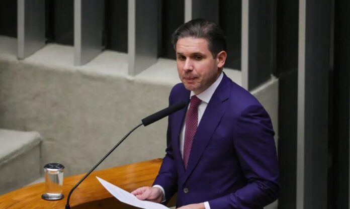 Motta promete avançar em debate sobre escala 6x1 e apps