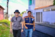 Prefeito David Almeida fiscaliza obras de asfalto e celebra avanços na infraestrutura da Zona Norte
