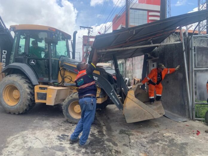 Prefeitura de Manaus demoliu obras irregulares em áreas públicas nas zonas Sul e Oeste