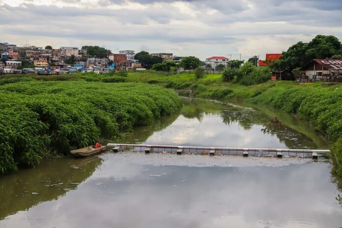 Manaus fortalece proteção do rio Negro com a 14ª ecobarreira
