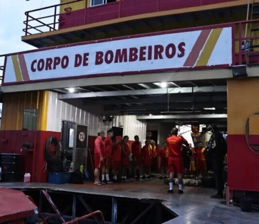 Bombeiros encontram corpo de passageiro desaparecido em naufrágio de lancha no Amazonas