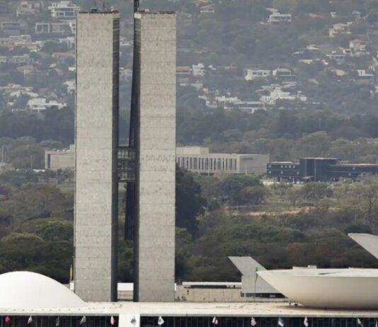 Lula sanciona reajuste salarial para Legislativo com vetos a penduricalhos