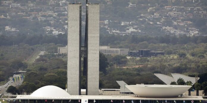 Lula sanciona reajuste salarial para Legislativo com vetos a penduricalhos