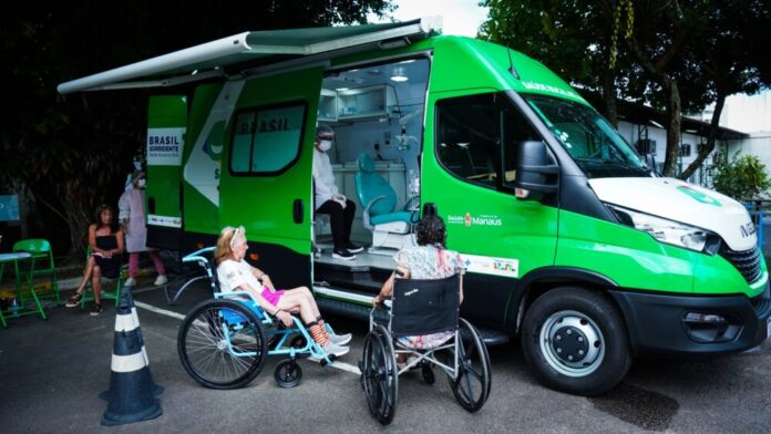 Unidade odontológica móvel da prefeitura atende 215 usuários na Fundação Dr. Thomas