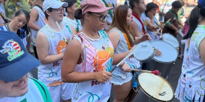 Bloco Percussomos do Amor encerra carnaval de Niterói com foco em inclusão e protagonismo de pessoas com deficiência