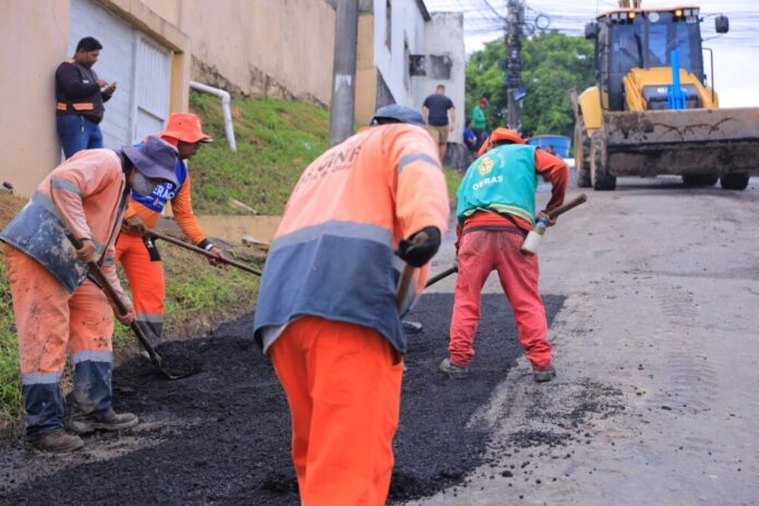 Prefeitura de Manaus revitaliza rua no Cidade de Deus com recuperação asfáltica
