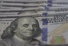 Dólar atinge menor valor em 20 meses e fecha em R$ 5,16 em meio a cautela internacional