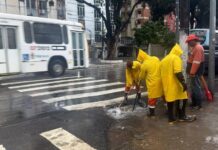 Prefeitura de Manaus intensifica limpeza de caixas coletoras no Centro