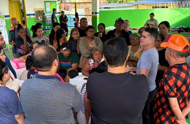 Prefeito David Almeida visita abrigo e reforça acolhimento a famílias afetadas pelas chuvas em Manaus