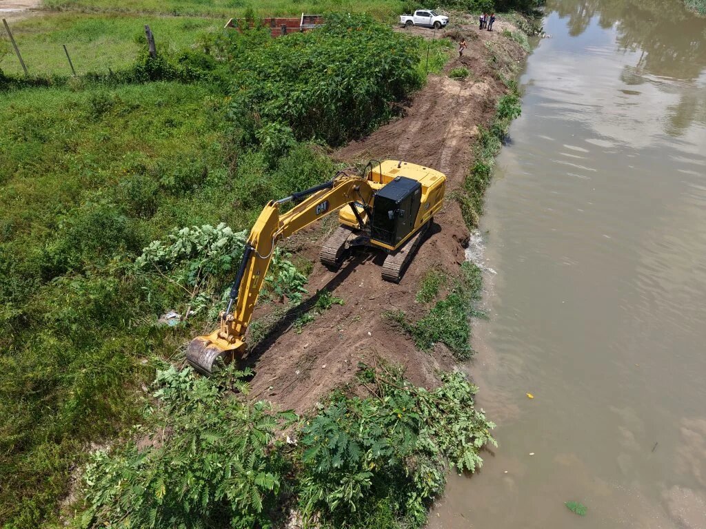 Prefeitura de Manaus intensifica desassoreamento em igarapé da Zona Norte após fortes chuvas