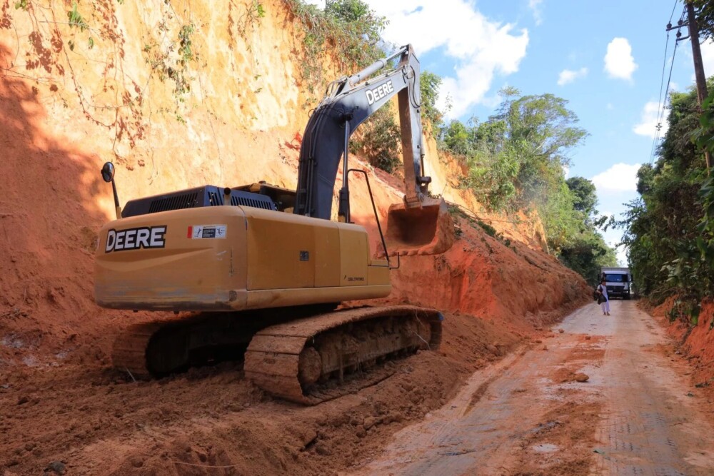 Prefeitura de Manaus restabelece tráfego na comunidade Itaporanga após desmoronamento causado por chuva