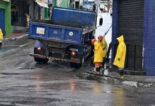 Prefeitura de Manaus intensifica limpeza de drenagem no centro histórico para evitar alagamentos