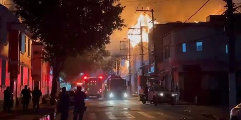 Incêndio de grandes proporções atinge fábrica de mesas de sinuca no Brás, em São Paulo