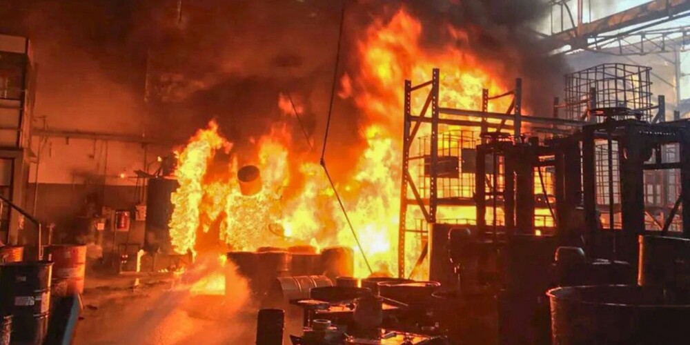 Incêndio de grandes proporções atinge distribuidora de tintas em Diadema (SP)