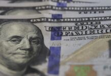 Dólar sobe e petróleo dispara após ataque militar ao Irã; entenda os impactos