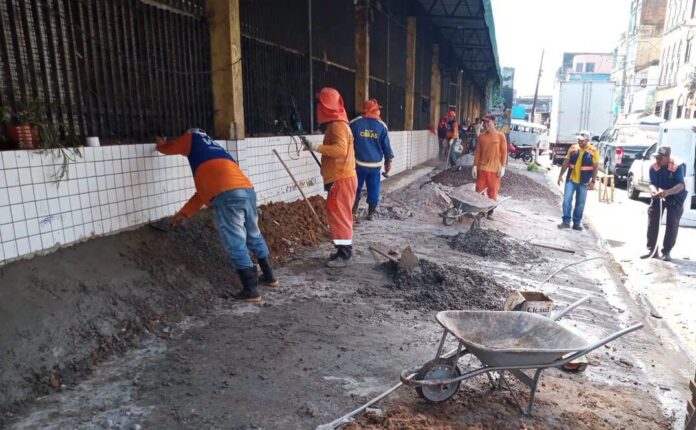 Prefeitura de Manaus revitaliza calçada na Manaus Moderna e melhora mobilidade no Centro Histórico