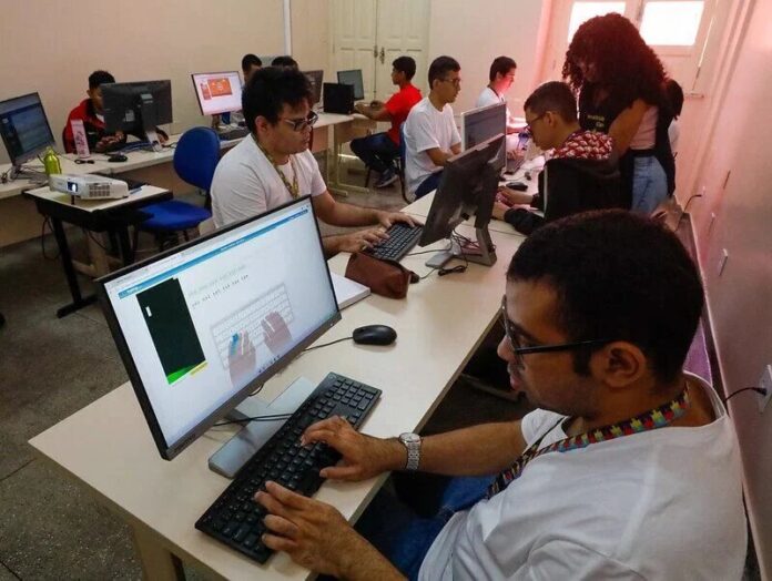 Jovem com TEA encontra fascínio e qualificação em curso de informática do Cetam no Amazonas