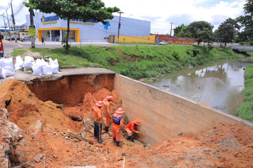 Prefeitura de Manaus realiza obra emergencial para conter erosão no Igarapé do Passarinho