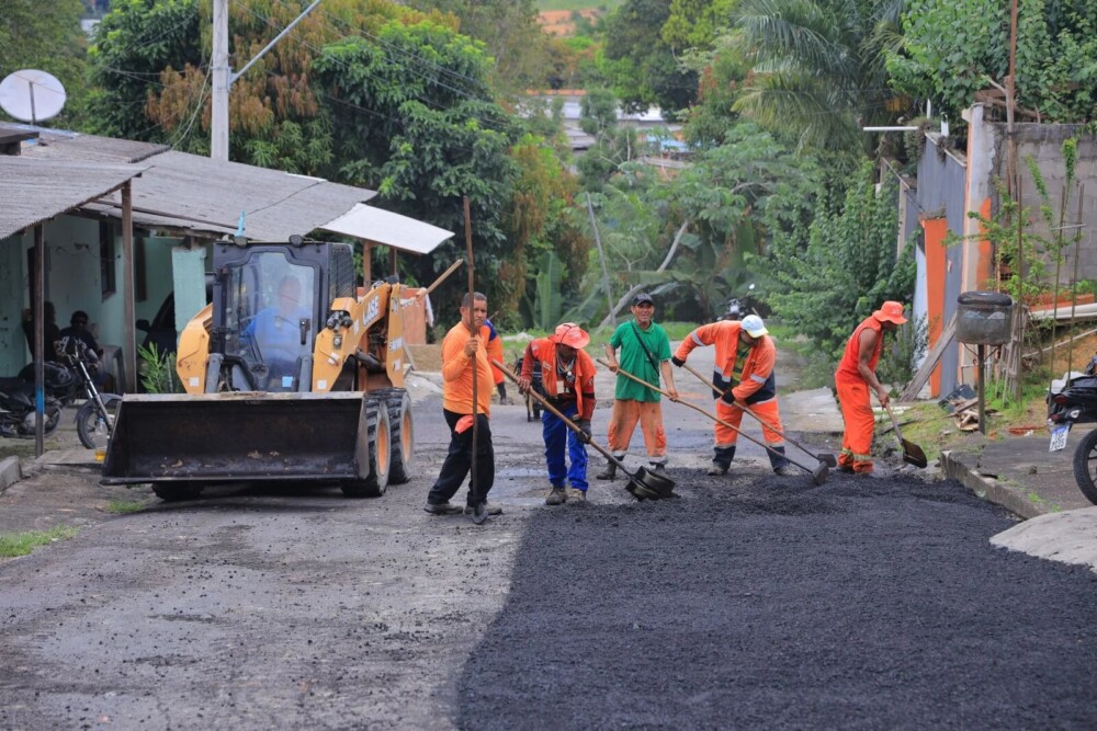 Prefeitura de Manaus intensifica obras na Zona Norte com asfalto na comunidade Aliança com Deus