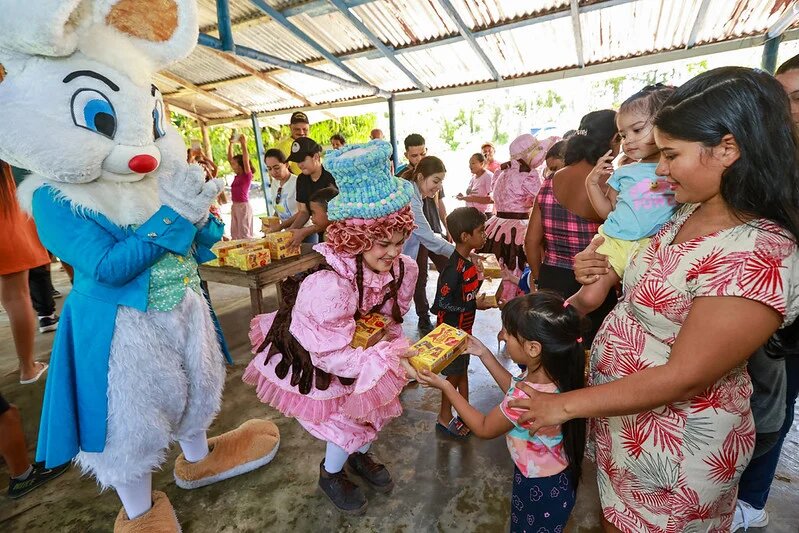 Prefeitura de Manaus leva alegria e chocolates a comunidades ribeirinhas na 2ª edição da ‘Páscoa na Floresta’