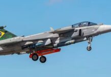 Lula batiza primeiro caça Gripen produzido no Brasil em evento em SP