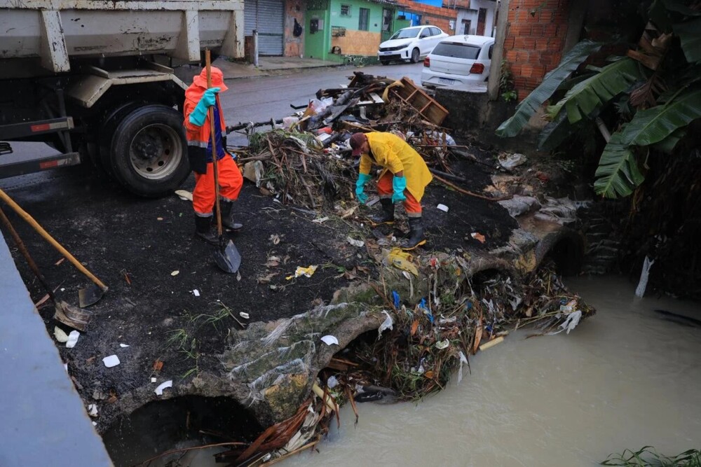 Seminf atua em Manaus para mitigar alagamentos causados pelas chuvas de sábado (4/4)