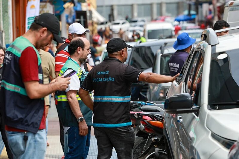 Prefeitura de Manaus realiza ação integrada para combater ocupação irregular de vagas da Zona Azul no Centro
