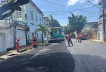 Prefeitura de Manaus recapeia rua Cândido Mariano com 280 toneladas de asfalto