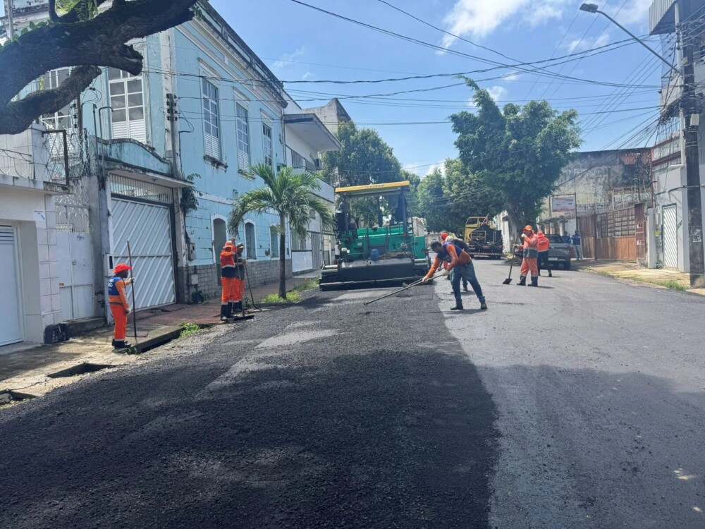 Prefeitura de Manaus recapeia rua Cândido Mariano com 280 toneladas de asfalto