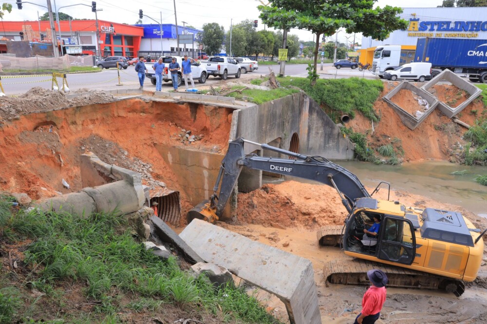 Prefeitura de Manaus intensifica obras no igarapé do Passarinho e garante segurança na Av. José Henrique Bentes