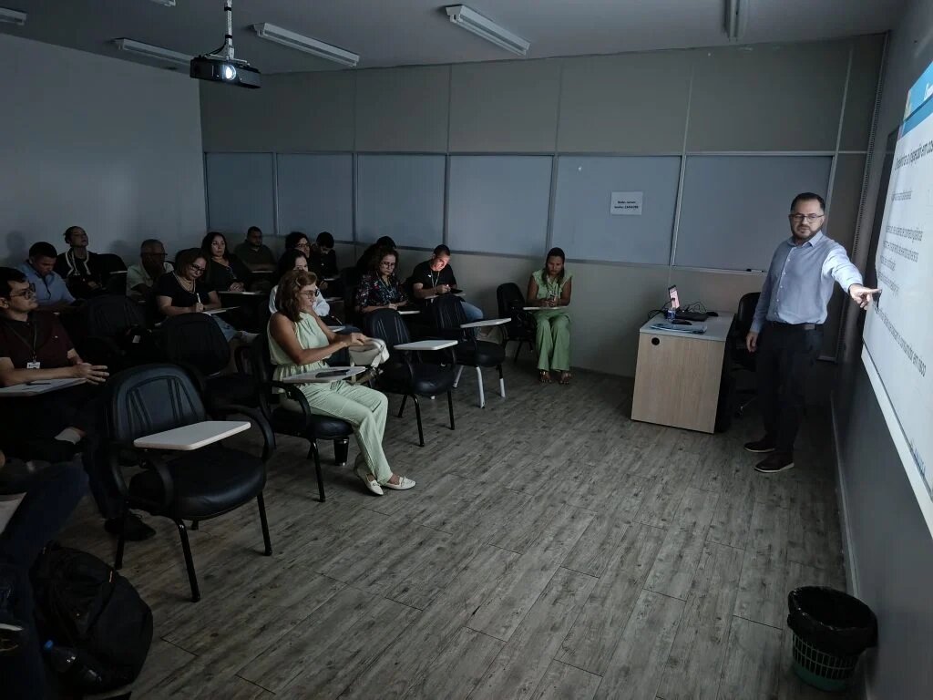 Visa Manaus recebe capacitação da Anvisa para fortalecer cosmetovigilância no Amazonas