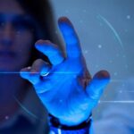 IA acelera desinformação e ameaça democracias em escala global, alerta pesquisa da Agência Lupa