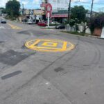 Prefeitura de Manaus implanta minirrotatória e reforça sinalização no Lírio do Vale para ordenar o trânsito