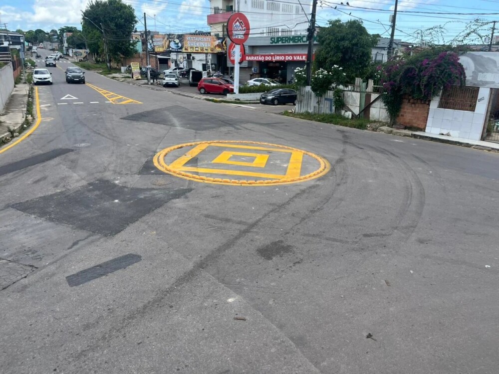Prefeitura de Manaus implanta minirrotatória e reforça sinalização no Lírio do Vale para ordenar o trânsito